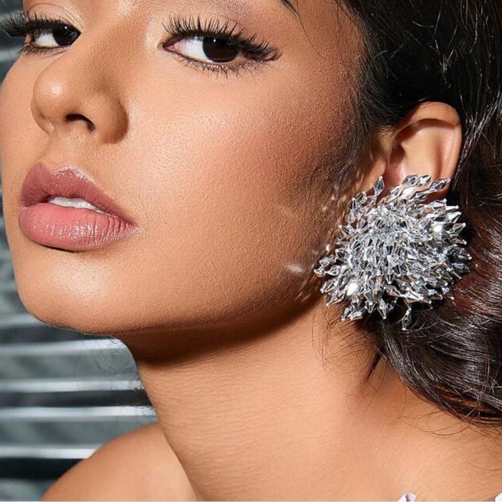 Elegant Silver Cluster Earrings M498